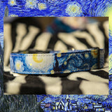 ŽVAIGŽDĖTA NAKTIS - 2,5 cm pločio spausdintos juostos antkaklis