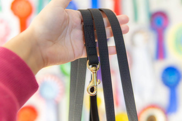 16 mm 2,2m juodas hexa pavadėlis su žalvario karabinu