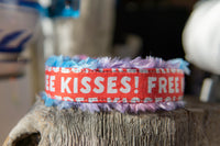 FREE KISSES - medžiaga dengtas antkaklis (2,5 arba 4 cm pločio)